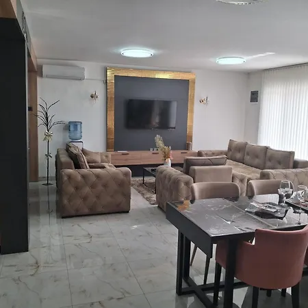 Dina Lux 2 * ヤゴディナ